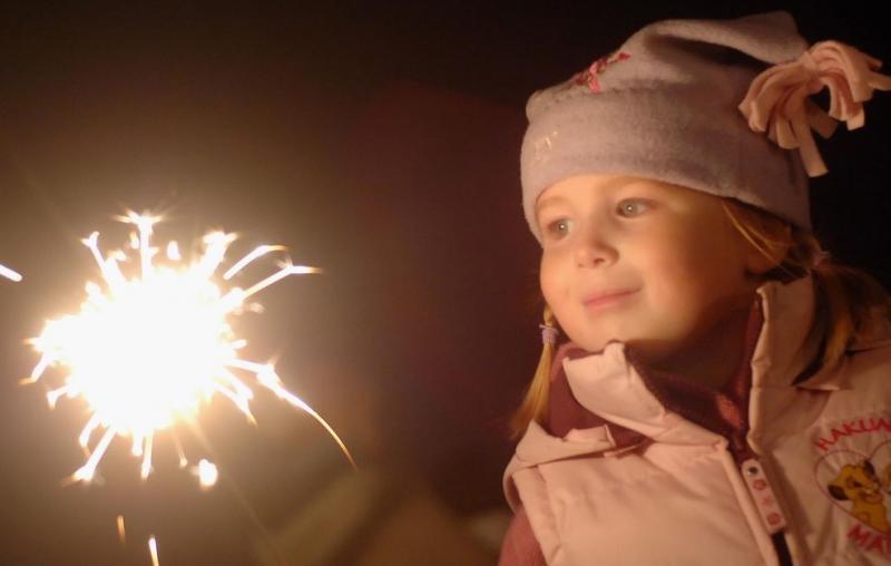 Ура, каникулы! Пиротехника, которую можно запускать с детьми - Окуловка | okulovka.salutsklad.ru